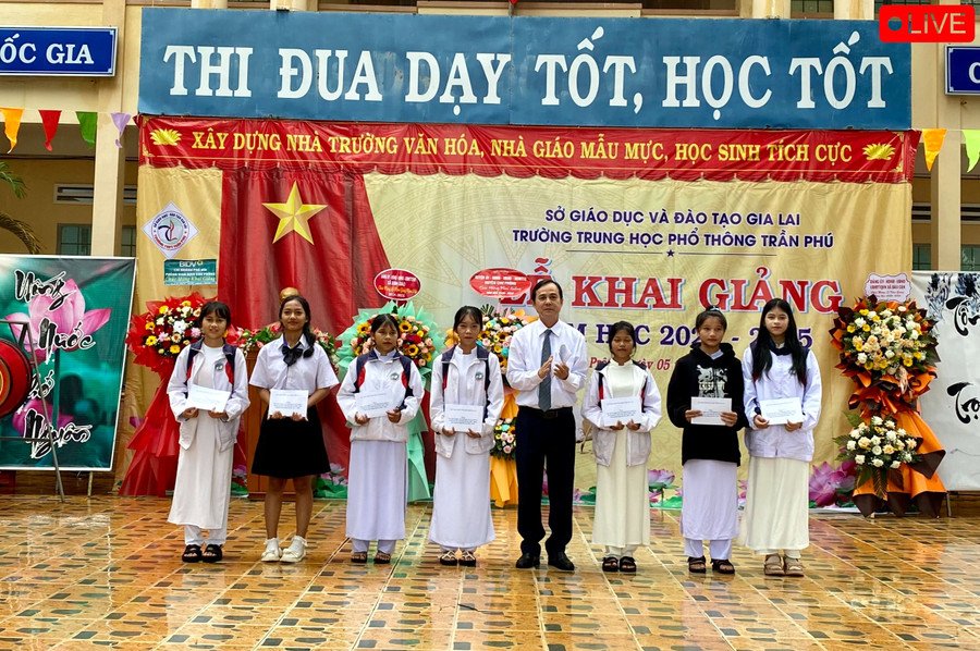 Đồng chí Võ Thanh Hùng-Ủy viên Ban Thường vụ Tỉnh ủy, Trưởng ban Nội chính Tỉnh ủy đã trao 10 suất học bổng Nay Der cho 10 em học sinh nghèo, vượt khó trong học tập năm học 2023-2024. Ảnh: Hà Duy Đồng chí Võ Thanh Hùng-Ủy viên Ban Thường vụ Tỉnh ủy, Trưởng ban Nội chính Tỉnh ủy đã trao 10 suất học bổng Nay Der cho 10 em học sinh nghèo, vượt khó trong học tập năm học 2023-2024. Ảnh: Hà Duy