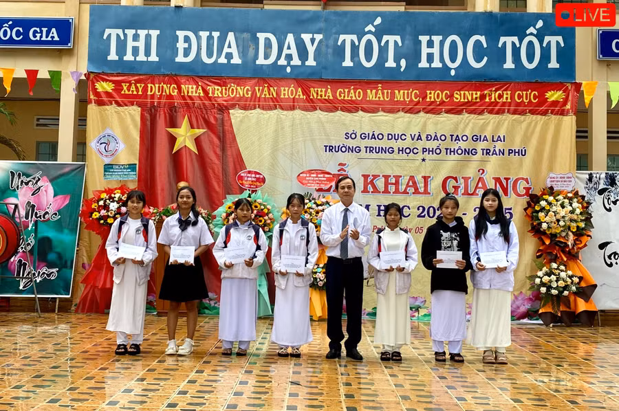 Đồng chí Võ Thanh Hùng-Ủy viên Ban Thường vụ Tỉnh ủy, Trưởng ban Nội chính Tỉnh ủy đã trao 10 suất học bổng Nay Der cho 10 em học sinh nghèo, vượt khó trong học tập năm học 2023-2024. Ảnh: Hà Duy