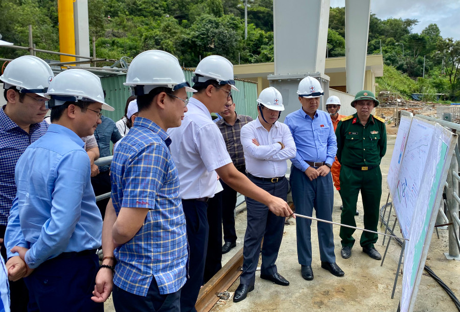 Đoàn công tác Ủy ban Khoa học, Công nghệ và Môi trường của Quốc hội thăm dự án Nhà máy thủy điện Ia Ly mở rộng trong chuyến làm việc tại Gia Lai về Luật Điện lực (sửa đổi). Ảnh: Hà Duy