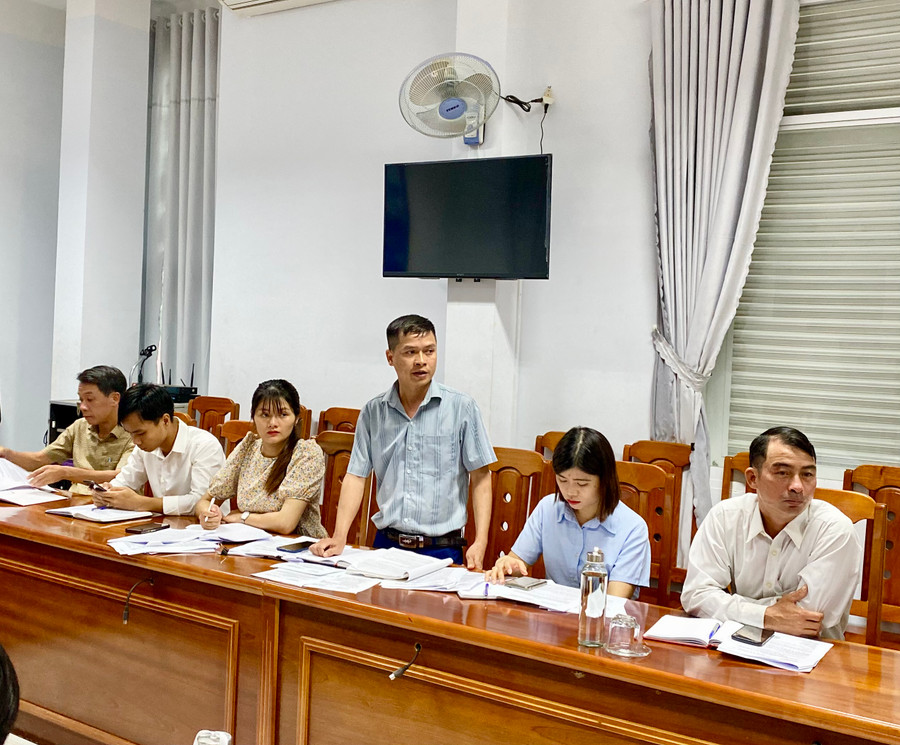 Ông Võ Quốc Vinh-Phó Trưởng phòng Tài chính-Kế hoạch huyện Ia Grai báo cáo tại buổi giám sát. Ảnh: Hà Duy Ông Võ Quốc Vinh-Phó Trưởng phòng Tài chính-Kế hoạch huyện Ia Grai báo cáo tại buổi giám sát. Ảnh: Hà Duy