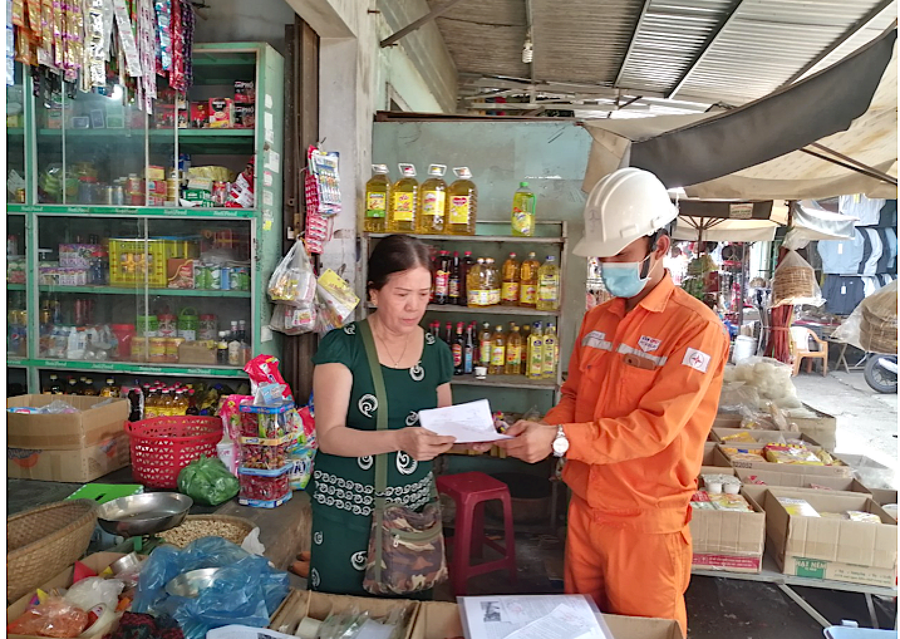 Nhân viên Công ty Điện lực Gia Lai hướng dẫn người dân sử dụng điện tiết kiệm, an toàn. Ảnh: H.D