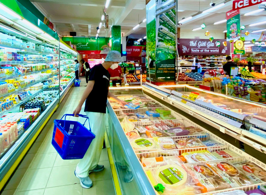 Các siêu thị trên địa bàn tỉnh chuẩn bị đầy đủ nguồn hàng để phục vụ cho nhu cầu của người dân trước trong và sau Tết Nguyên đán. Ảnh: Hà Duy