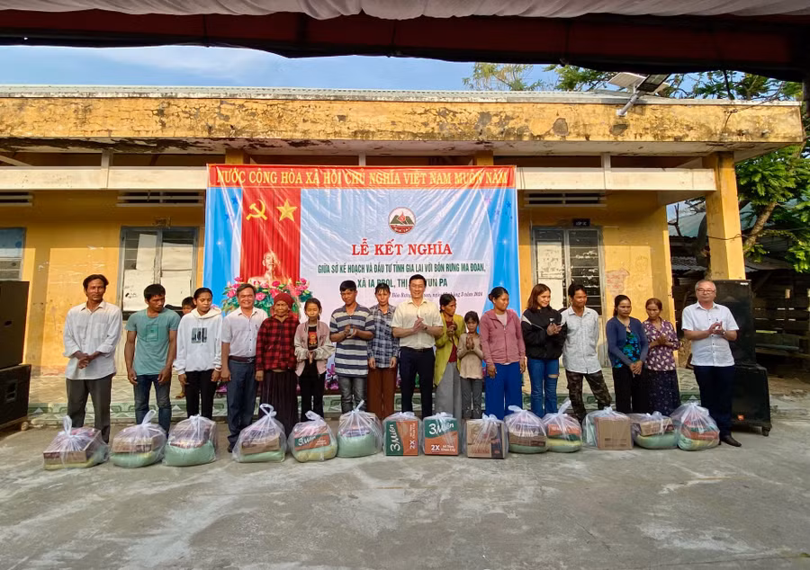 Sở Kế hoạch và Đầu tư tặng quà cho các hộ khó khăn tại buôn Rưng Ma Đoan. Ảnh: Hà Duy