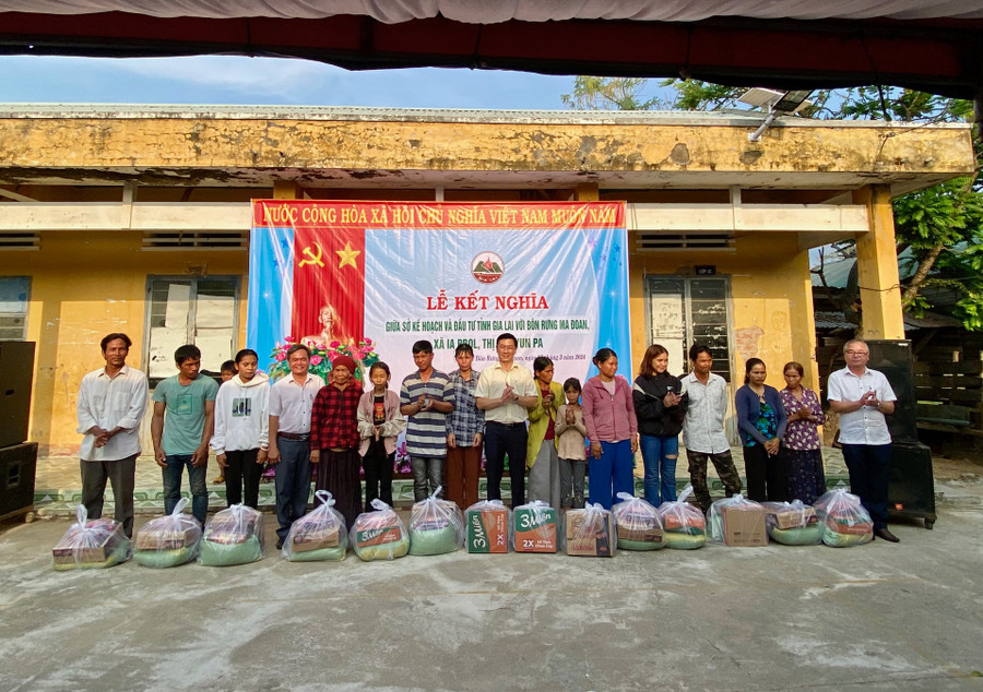 Sở Kế hoạch và Đầu tư tặng quà cho các hộ khó khăn tại buôn Rưng Ma Đoan. Ảnh: Hà Duy