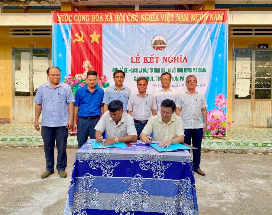 Sở Kế hoạch và Đầu tư kết nghĩa với buôn Rưng Ma Đoan (xã Ia Rbol, thị xã Ayun Pa). Ảnh: Hà Duy