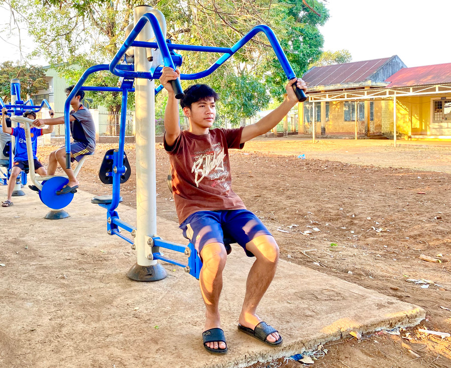 Không chỉ người lớn tuổi mà những thanh niên trẻ tuổi cũng rất thích đến những cụm này tập thể dục. Em Rcom Vương (Sn 2007, làng Ia Nueng) cho biết, sau thời gian phụ giúp bố mẹ làm rẫy thì các buổi chiều, nếu không đi đá banh thì em cùng các bạn thường đến đây để tập thể dục.