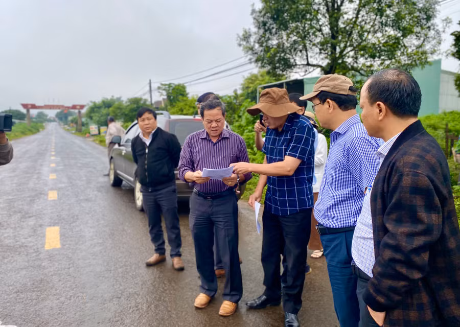 Đoàn giám sát giám sát trực tiếp tại dự án sửa chữa, nâng cấp đường liên huyện Pleiku-Đak Đoa-Chư Sê (đoạn ngã ba La Sơn đến trung tâm xã Ia Tiêm). Ảnh: Hà Duy