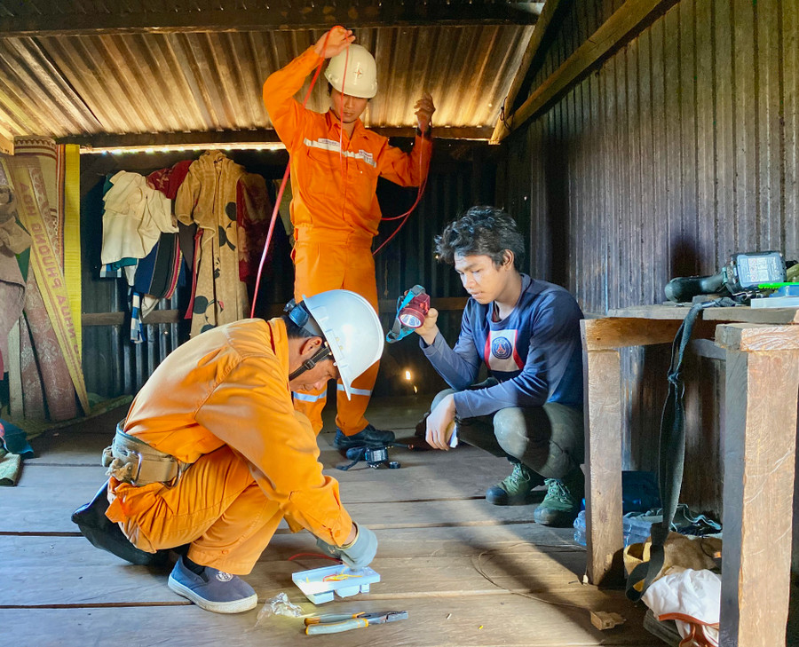 Hàng năm, ngành điện Gia Lai luôn dành nguồn kinh phí đáng kể để đầu tư, hoàn thiện lưới điện nông thôn. Ảnh: Hà Duy