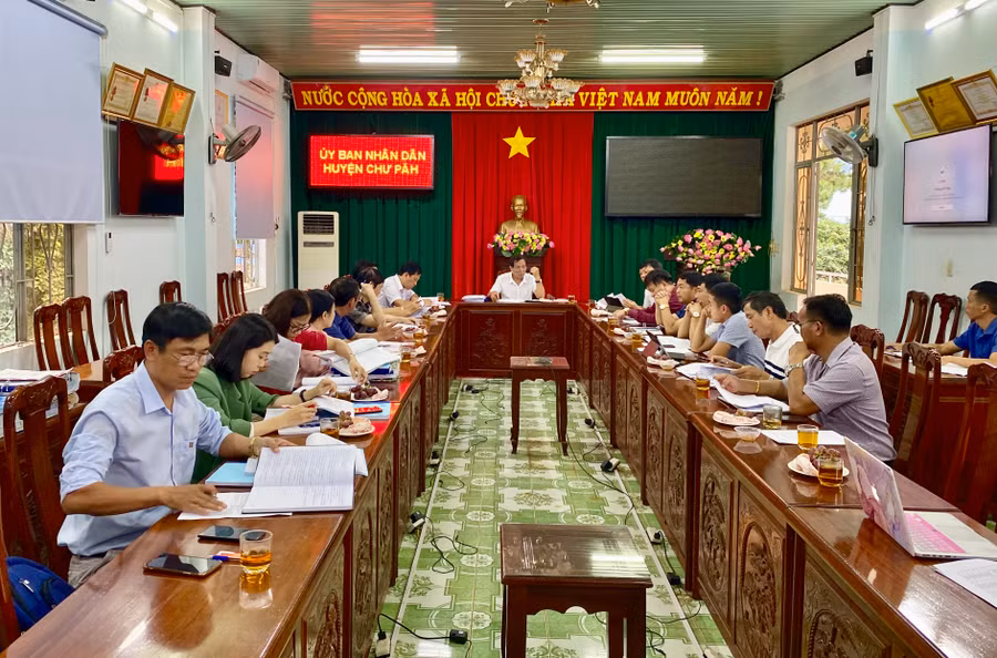 Đoàn Giám sát của HĐND tỉnh làm việc với UBND huyện Chư Păh về tình hình quyết toán các dự án thuộc kế hoạch đầu tư công giai đoạn 2021-2025. Ảnh: Hà Duy