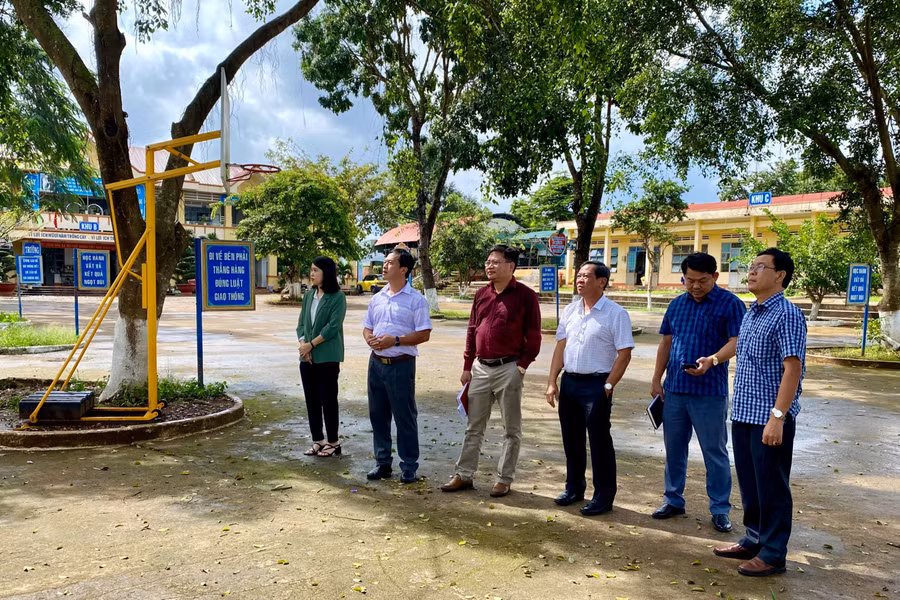 Đoàn giám sát đã giám sát thực tế tại dự án Trường Tiểu học thị trấn Phú Hòa (huyện Chư Păh). Ảnh: Hà Duy