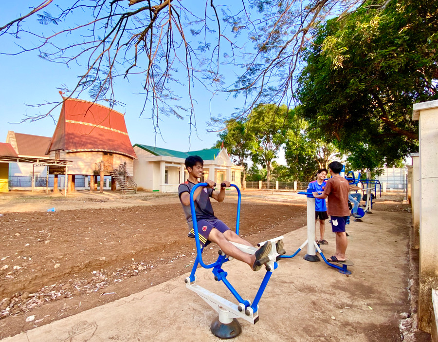 Các bộ dụng cụ thể dục thể thao ngoài trời gồm: thiết bị lắc hông, xe đạp, chèo xuồng, đi trên không…, được thiết kế đơn giản, dễ tập và phù hợp với mọi độ tuổi. Tất cả được lắp thành cụm tại khu vực sinh hoạt cộng đồng của các thôn, làng, như: nhà rông, hội trường, nhà sinh hoạt cộng đồng.