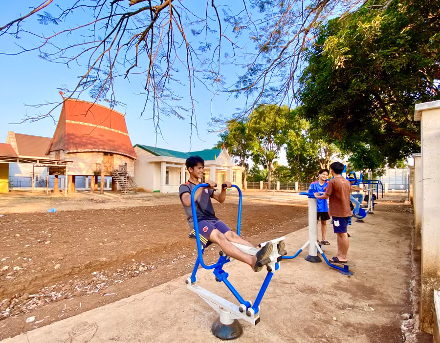 Các bộ dụng cụ thể dục thể thao ngoài trời gồm: thiết bị lắc hông, xe đạp, chèo xuồng, đi trên không…, được thiết kế đơn giản, dễ tập và phù hợp với mọi độ tuổi. Tất cả được lắp thành cụm tại khu vực sinh hoạt cộng đồng của các thôn, làng, như: nhà rông, hội trường, nhà sinh hoạt cộng đồng.