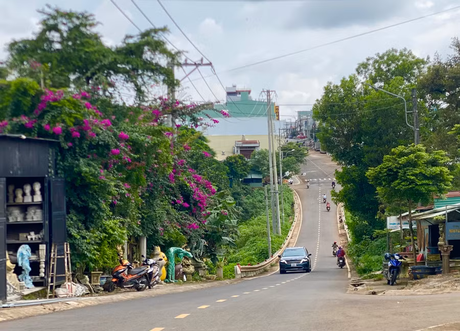 Con dốc đường Phù Đổng như chiếc võng nối hai chiếc "bát úp" phía đường Cách Mạng Tháng Tám và ngã ba Phù Đổng. Ảnh: Hà Duy