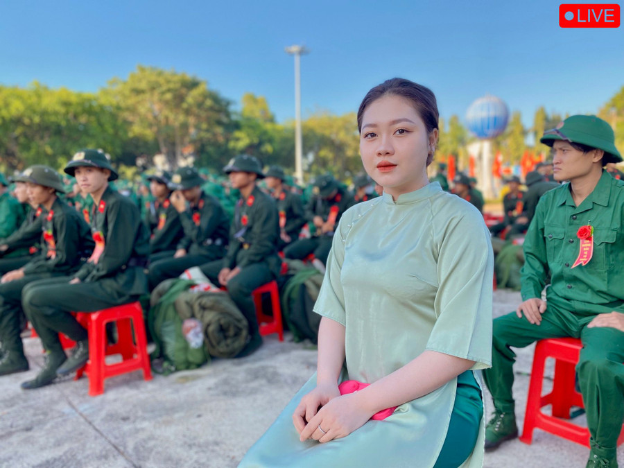 Đảng viên, tân binh Rơ Lan Đinh Diễm Phương (SN 2003, thị trấn Chư Prông) phấn khởi, hào hứng lên đường nhập ngũ. Ảnh: Hà Duy