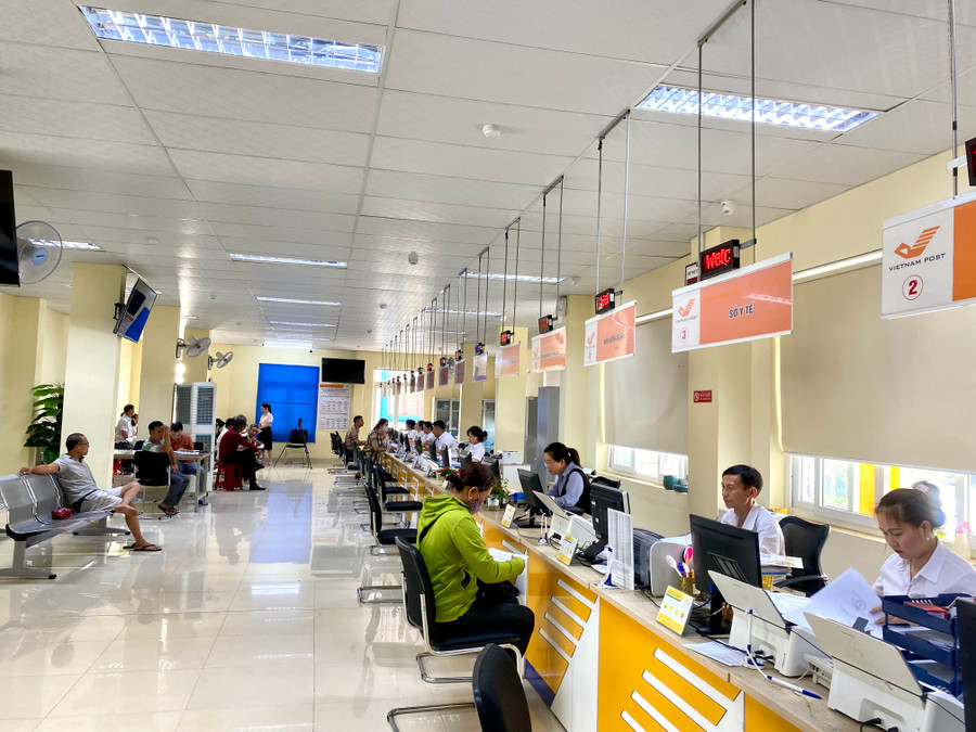 Các tổ chức, cá nhân có nhu cầu nộp hồ sơ tại Trung tâm Phục vụ hành chính công (quầy giao dịch Sở Nông nghiệp và PTNT). Ảnh: Hà Duy