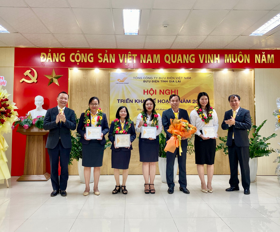 5 cá nhân được vinh danh là gương mặt tiêu biểu xuất sắc trong năm 2023. Ảnh: Hà Duy 5 cá nhân được vinh danh là gương mặt tiêu biểu xuất sắc trong năm 2023. Ảnh: Hà Duy