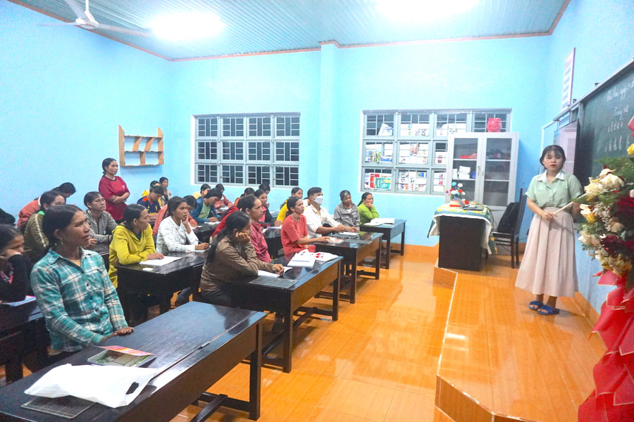 Lớp xóa mù chữ tại xã Ia Din, huyện Đức Cơ. Ảnh: Hà Duy Lớp xóa mù chữ tại xã Ia Din, huyện Đức Cơ. Ảnh: Hà Duy