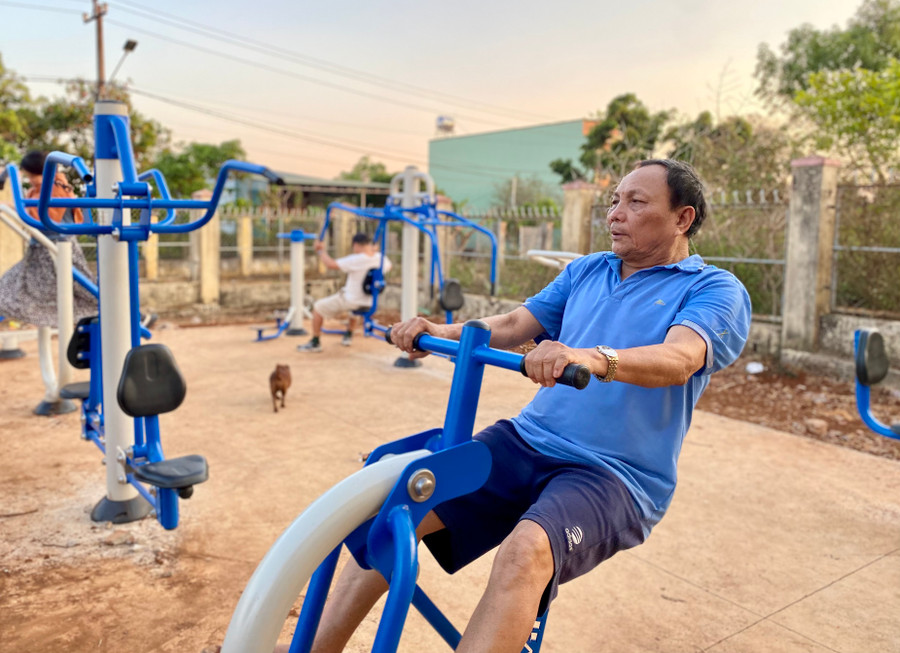 Còn ông Nguyễn Chiến Giàu (77 tuổi, người dân thôn 3, xã Biển Hồ) chia sẻ: “Ngày trước, tôi tập thể dục bằng cách đi bộ xuống Biển Hồ rồi về. Từ khi lắp các thiết bị tập thể dục tập ở nhà sinh hoạt cộng đồng, tôi không đi bộ nữa mà chỉ tập ở đây. Người dân trong thôn đến đây tập nhiều lắm, cả buổi sáng lẫn buổi chiều, có cả bộ đội, giáo viên, thanh niên và cả trẻ con nữa. Tôi rất thích tập ở đây vì có đầy đủ dụng cụ để tập toàn thân, không chỉ giúp nâng cao sức khỏe mà còn tác động đến hệ thần kinh, điều hòa nhịp tim… Mỗi ngày tôi tập 1 tiếng đồng hồ, sức khỏe cải thiện thấy rõ.