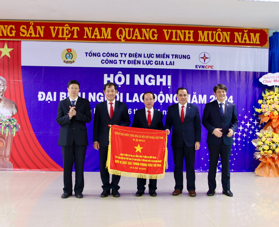 Thừa ủy quyền của Thủ tướng Chính phủ, ông Nguyễn Thanh-thành viên Hội đồng thành viên Tổng Công ty Điện lực miền Trung trao Cờ thi đua của Chính phủ cho Công ty Điện lực Gia Lai. Ảnh: H.D Thừa ủy quyền của Thủ tướng Chính phủ, ông Nguyễn Thanh-thành viên Hội đồng thành viên Tổng Công ty Điện lực miền Trung trao Cờ thi đua của Chính phủ cho Công ty Điện lực Gia Lai. Ảnh: H.D