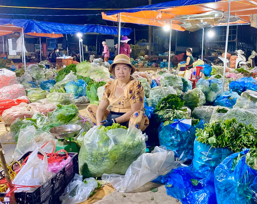 Một hộ kinh doanh tại chợ tạm (phường Ia Kring, TP. Pleiku). Ảnh: Hà Duy