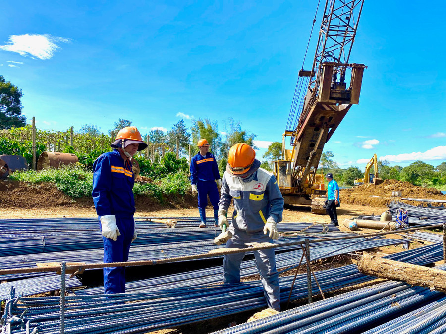 Đẩy nhanh tiến độ thi công đường hành lang kinh tế phía Đông để tăng khả năng kết nối, thêm điều kiện để hấp dẫn nhà đầu tư. Ảnh: Hà Duy Đẩy nhanh tiến độ thi công đường hành lang kinh tế phía Đông để tăng khả năng kết nối, thêm điều kiện để hấp dẫn nhà đầu tư. Ảnh: Hà Duy