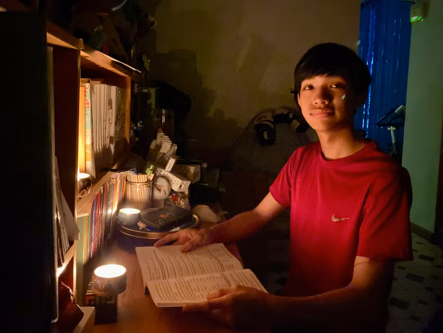 Em Đào Xuân Gia Khang (học sinh lớp 8.1, Trường THCS Trưng Vương, TP. Pleiku) tắt điện để hưởng ứng Chiến dịch Giờ Trái đất sau khi nghe tuyên truyền về ý nghĩa của Chiến dịch này. Ảnh: Hà Duy