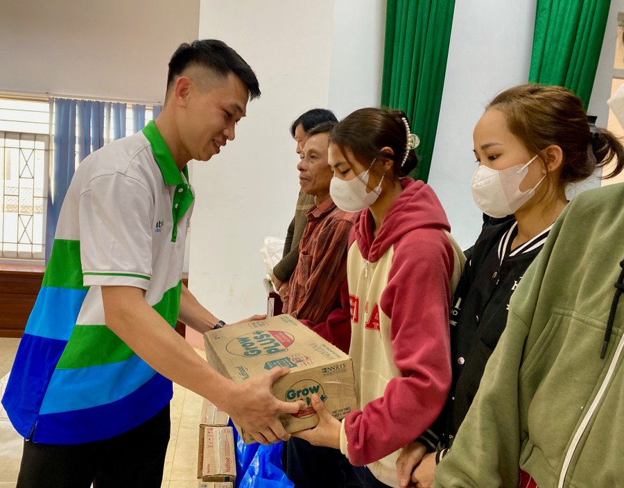Đại diện các doanh nghiệp đang hoạt động tại Khu công nghiệp Trà Đa trao quà cho người lao động. Ảnh: Hà Duy