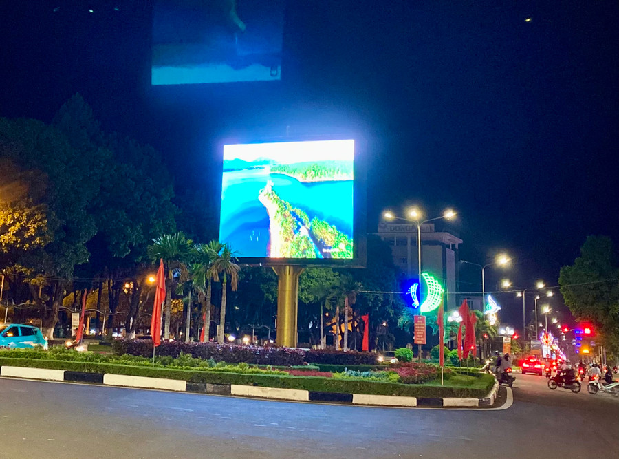 Bảng tin điện tử công cộng cỡ lớn bằng màn hình LED của thành phố Pleiku tại ngã ba Hoa Lư (TP. Pleiku). Ảnh: Hà Duy