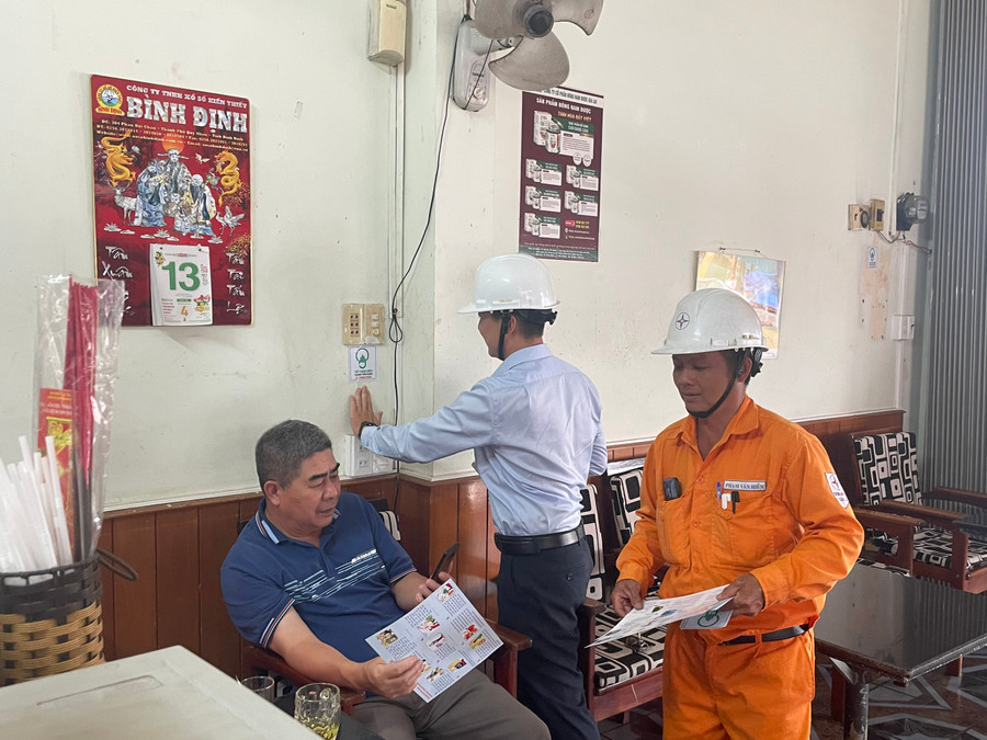 Công ty Điện lực Gia Lai tuyên truyền, vận động người dân hưởng ứng Chiến dịch Giờ Trái đất năm 2024. Ảnh: H.D Công ty Điện lực Gia Lai tuyên truyền, vận động người dân hưởng ứng Chiến dịch Giờ Trái đất năm 2024. Ảnh: H.D