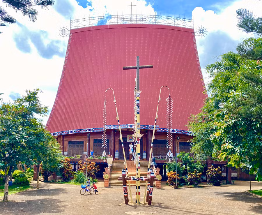 Nhà thờ Plei Chuet (phường Thắng Lợi, TP. Pleiku) có kiến trúc độc đáo mang đậm nét đặc trưng của đồng bào Tây Nguyên cũng là điểm được nhiều người ưa thích.