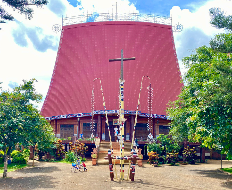 Nhà thờ Plei Chuet (phường Thắng Lợi, TP. Pleiku) có kiến trúc độc đáo mang đậm nét đặc trưng của đồng bào Tây Nguyên cũng là điểm được nhiều người ưa thích.