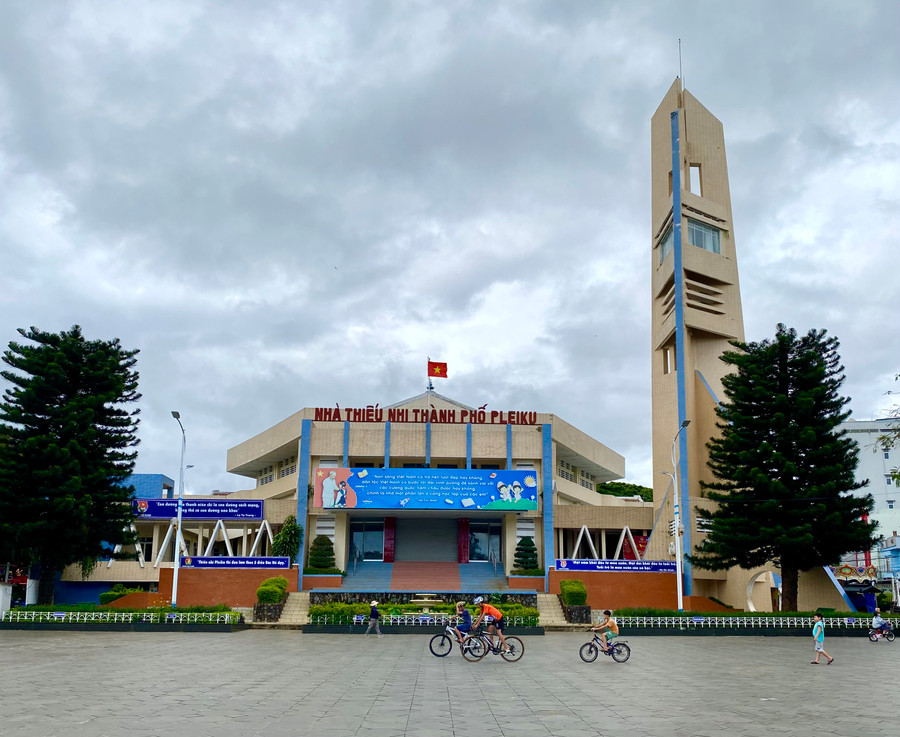 Nhà Thiếu nhi TP. Pleiku với tháp chuông cao vút là nơi nuôi dưỡng tâm hồn của biết bao thế hệ thanh-thiếu nhi của Pleiku. Hiện đây vẫn là nơi sinh hoạt quen thuộc của thanh-thiếu nhi, cũng là nơi diễn ra nhiều sự kiện văn hóa, văn nghệ, thể dục, thể thao của thành phố Pleiku cũng như của tỉnh.