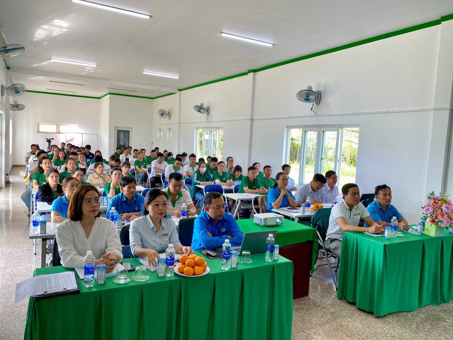 Quang cảnh buổi đối thoại, truyền thông, tư vấn về chính sách BHXH tại Công ty cổ phần Chăn nuôi Bò thịt-Bò sữa Cao Nguyên. Ảnh: Hà Duy Quang cảnh buổi đối thoại, truyền thông, tư vấn về chính sách BHXH tại Công ty cổ phần Chăn nuôi Bò thịt-Bò sữa Cao Nguyên. Ảnh: Hà Duy