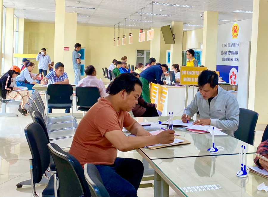 Người dân đến làm thủ tục hành chính tại Bộ phận tiếp nhận và trả kết quả giải quyết thủ tục hành chính công của UBND TP. Pleiku. Ảnh: Hà Duy Người dân đến làm thủ tục hành chính tại Bộ phận tiếp nhận và trả kết quả giải quyết thủ tục hành chính công của UBND TP. Pleiku. Ảnh: Hà Duy