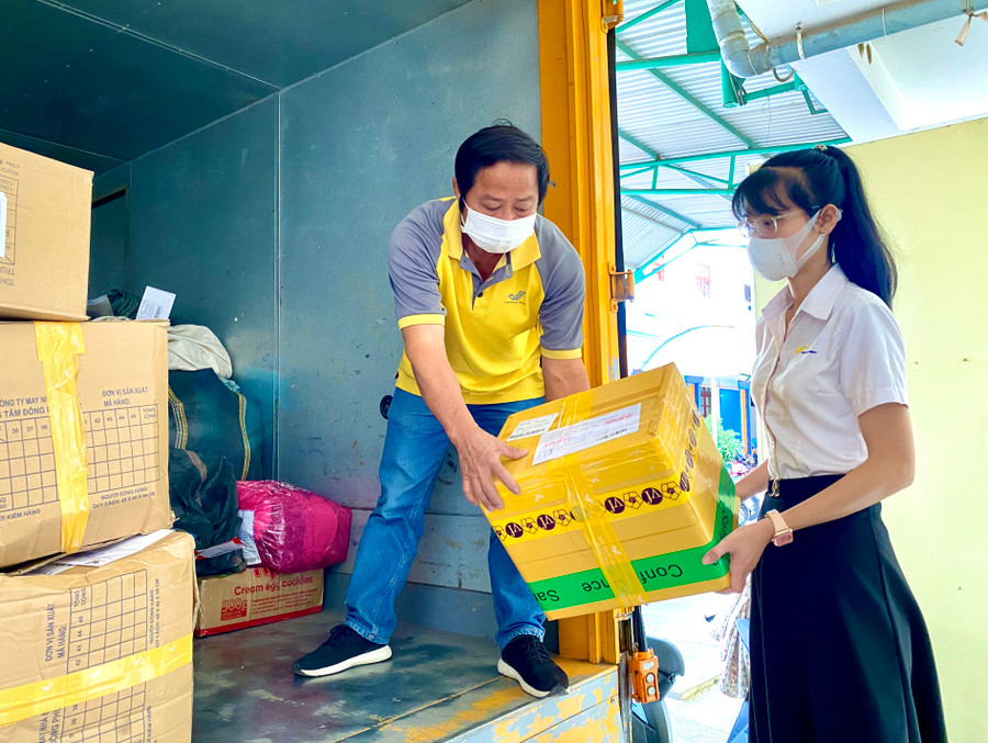 Bưu điện tỉnh Gia Lai thực hiện tốt chiến dịch 3 không: "không chạm-không hỏng-không mất" về nâng cao chất lượng dịch vụ bưu chính chuyển phát. Ảnh: Hà Duy Bưu điện tỉnh Gia Lai thực hiện tốt chiến dịch 3 không: "không chạm-không hỏng-không mất" về nâng cao chất lượng dịch vụ bưu chính chuyển phát. Ảnh: Hà Duy