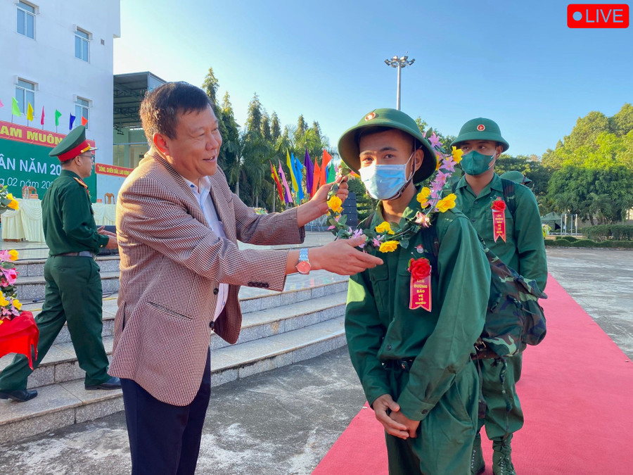 Đồng chí Thái Thanh Bình-Ủy viên Ban Thường vụ Tỉnh ủy, Chủ nhiệm Ủy ban Kiểm tra Tỉnh ủy tặng hoa, động viên thanh niên huyện Chư Prông lên đường nhập ngũ. Ảnh: Hà Duy