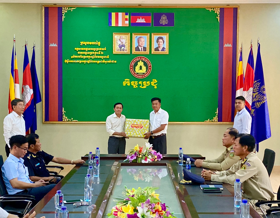 Các lực lượng chức năng tại Khu Kinh tế Cửa khẩu Quốc tế Lệ Thanh thăm, tặng quà các lực lượng chức năng tại Cửa khẩu Quốc tế Oyadav (tỉnh Rattanakiri, Vương quốc Campuchia) nhân dịp Tết cổ truyền Chol Chnam Thmay. Ảnh: Hà Duy Các lực lượng chức năng tại Khu Kinh tế Cửa khẩu Quốc tế Lệ Thanh thăm, tặng quà các lực lượng chức năng tại Cửa khẩu Quốc tế Oyadav (tỉnh Rattanakiri, Vương quốc Campuchia) nhân dịp Tết cổ truyền Chol Chnam Thmay. Ảnh: Hà Duy