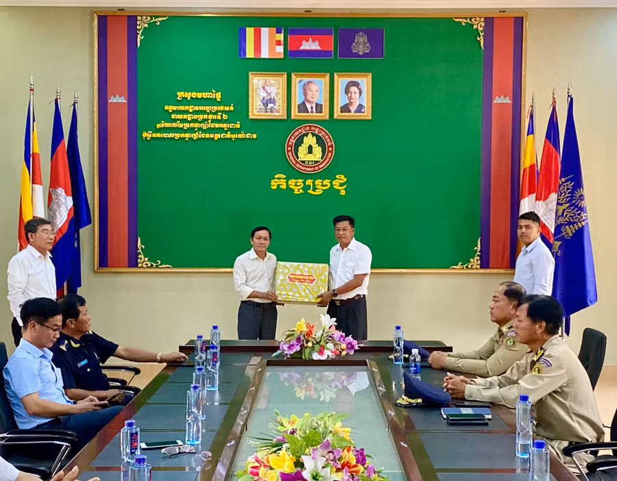 Các lực lượng chức năng tại Khu Kinh tế Cửa khẩu Quốc tế Lệ Thanh thăm, tặng quà các lực lượng chức năng tại Cửa khẩu Quốc tế Oyadav (tỉnh Rattanakiri, Vương quốc Campuchia) nhân dịp Tết cổ truyền Chol Chnam Thmay. Ảnh: Hà Duy