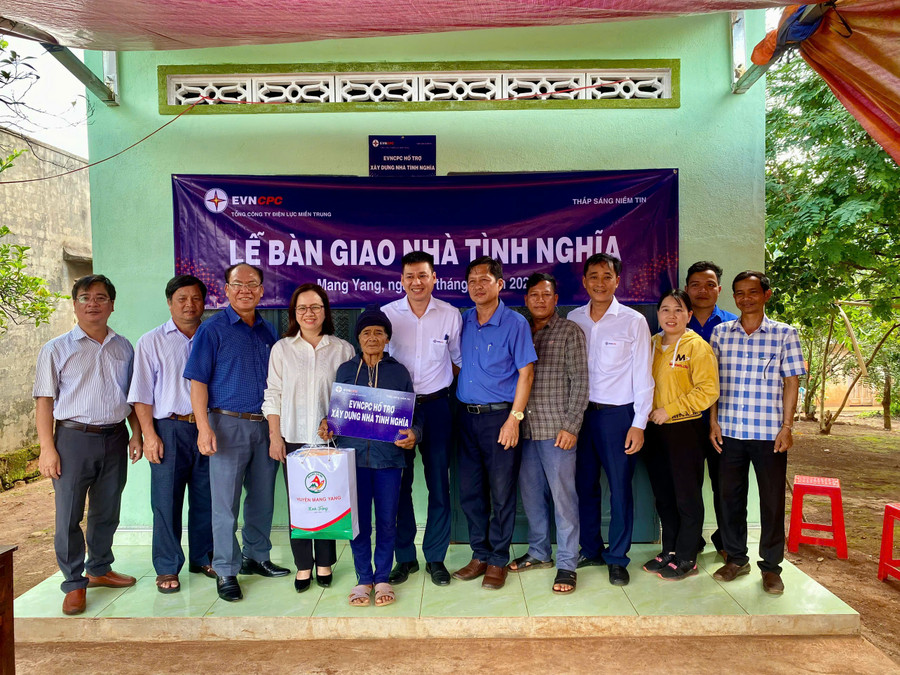 Công ty Điện lực Gia Lai phối hợp với Sở Lao động-Thương binh và Xã hội trao nhà cho bà Amen (làng Pờ Yầu, xã Lơ Pang, huyện Mang Yang). Ảnh: Hà Duy Công ty Điện lực Gia Lai phối hợp với Sở Lao động-Thương binh và Xã hội trao nhà cho bà Amen (làng Pờ Yầu, xã Lơ Pang, huyện Mang Yang). Ảnh: Hà Duy