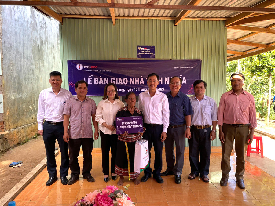 Bà HNgor, thân nhân bệnh binh (làng Tar, xã Kon Chiêng, huyện Mang Yang) được trao tặng nhà tình nghĩa. Ảnh: Hà Duy Bà HNgor, thân nhân bệnh binh (làng Tar, xã Kon Chiêng, huyện Mang Yang) được trao tặng nhà tình nghĩa. Ảnh: Hà Duy