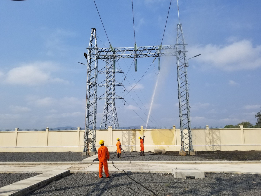 Ngành điện Gia Lai phấn đấu giảm hơn 900 giờ mất điện cho người dân nhờ áp dụng công nghệ hotline. Ảnh: Hà Duy Ngành điện Gia Lai phấn đấu giảm hơn 900 giờ mất điện cho người dân nhờ áp dụng công nghệ hotline. Ảnh: Hà Duy