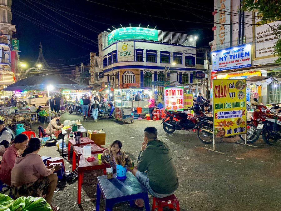 Chợ đêm Pleiku trước kia-ấn tượng khó quên đối với nhiều du khách khi đến thành phố Pleiku cũng như ngay chính dân bản địa. Người dân phố núi hiện nay đang vô cùng mong chờ Phố ẩm thực ban đêm sớm được đầu tư và đi vào hoạt động, tạo thêm điểm nhấn đặc sắc cho điểm đến Pleiku.