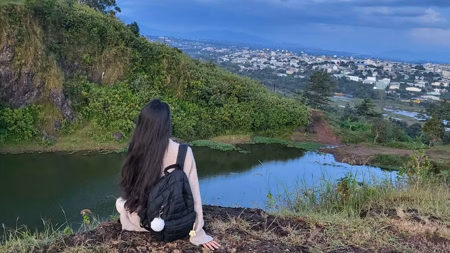 Rất nhiều bạn trẻ, khi xa Pleiku đều nhớ đến view từ Núi đá nhìn về trung tâm thành phố này.