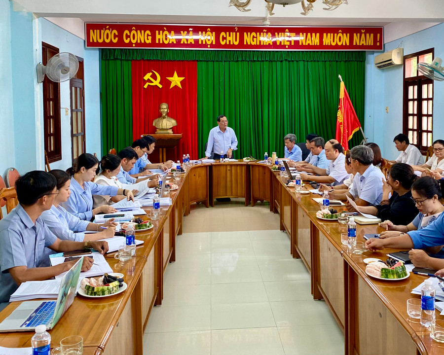 Đoàn giám sát của HĐND tỉnh làm việc với Thường trực HĐND và UBND thị xã Ayun Pa về thực hiện kế hoạch đầu tư công trung hạn và hàng năm giai đoạn 2021-2025. Ảnh: Hà Duy Đoàn giám sát của HĐND tỉnh làm việc với Thường trực HĐND và UBND thị xã Ayun Pa về thực hiện kế hoạch đầu tư công trung hạn và hàng năm giai đoạn 2021-2025. Ảnh: Hà Duy