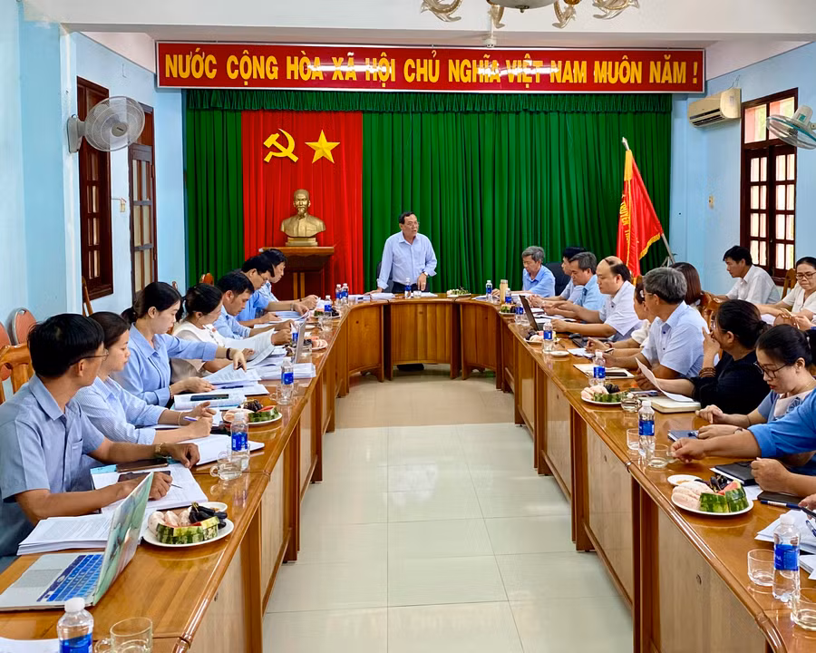 Đoàn giám sát của HĐND tỉnh làm việc với Thường trực HĐND và UBND thị xã Ayun Pa về thực hiện kế hoạch đầu tư công trung hạn và hàng năm giai đoạn 2021-2025. Ảnh: Hà Duy