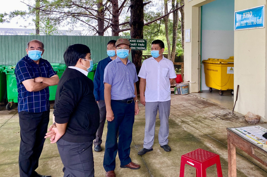 Đoàn giám sát của HĐND tỉnh giám sát thực tế dự án hệ thống xử lý chất thải rắn y tế nguy hại tại Bệnh viện Đa khoa tỉnh. Ảnh: Hà Duy