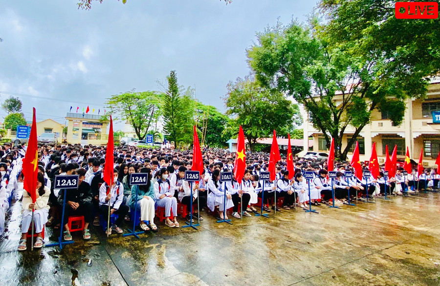 Hơn 850 em học sinh trường THPT Trần Phú (huyện Chư Prông) hân hoan, phấn khởi trong ngày khai giảng năm học 2024-2025. Ảnh: Hà Duy Hơn 850 em học sinh trường THPT Trần Phú (huyện Chư Prông) hân hoan, phấn khởi trong ngày khai giảng năm học 2024-2025. Ảnh: Hà Duy
