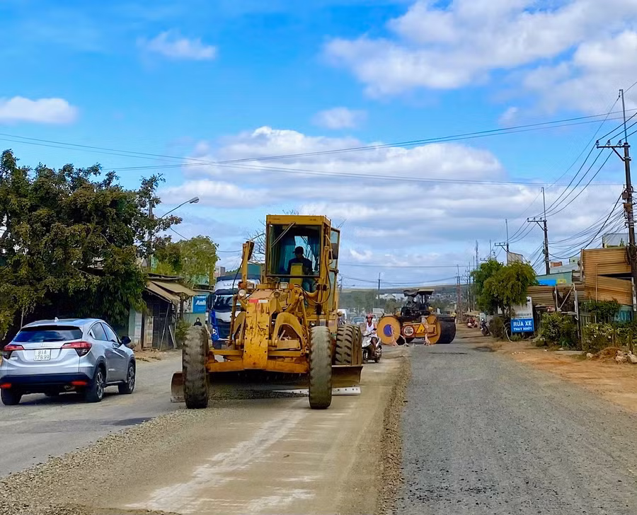 Ủy ban nhân dân tỉnh Gia Lai yêu cầu các đơn vị có liên quan tháo gỡ vướng mắc liên quan đến đơn giá xây dựng, khai thác, cung ứng vật liệu xây dựng cho các dự án giao thông trọng điểm. Ảnh: Hà Duy