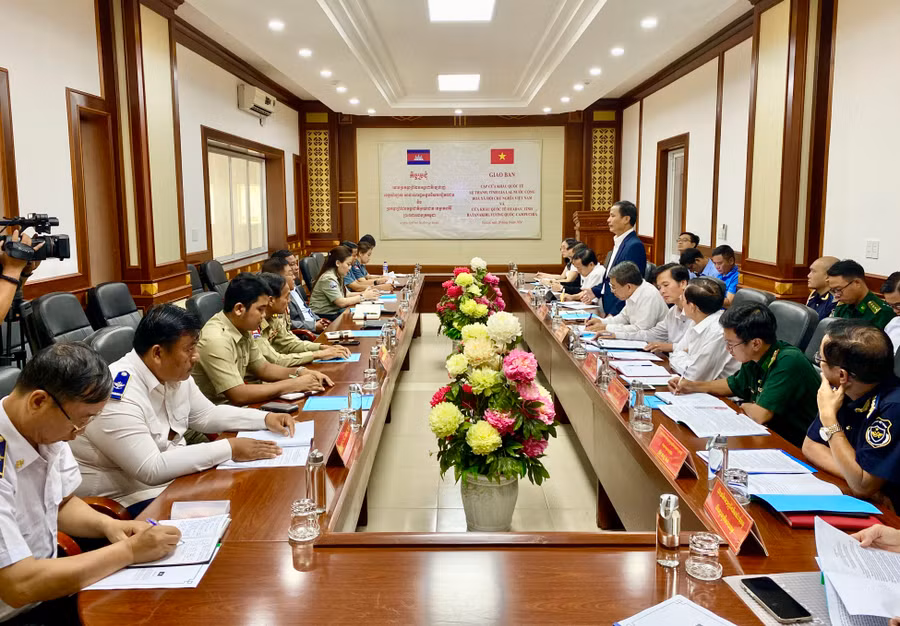 Quang cảnh hội nghị giao ban cặp Cửa khẩu Quốc tế Lệ Thanh-Oyadav. Ảnh: Hà Duy