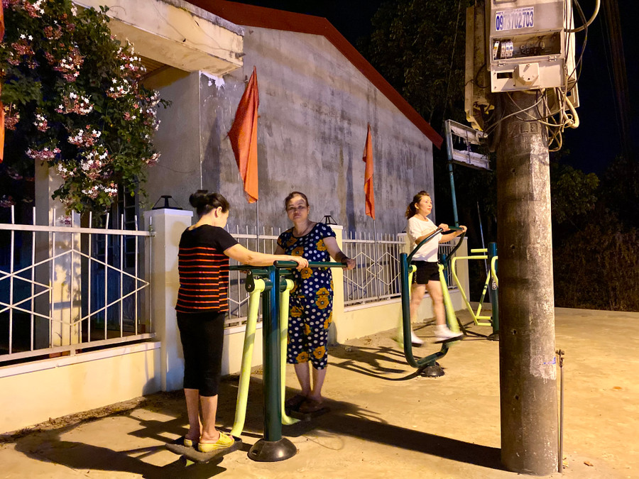 Các điểm được lắp đặt cụm dụng cụ thể dục thể thao ngoài trời không chỉ là nơi để tập thể dục, rèn luyện sức khỏe mà bây giờ dường như đã trở thành địa điểm để mọi người dân trong thôn, trong làng đến gặp gỡ, giao lưu, thư giãn vào mỗi buổi chiều tối sau một ngày lao động mệt nhọc.